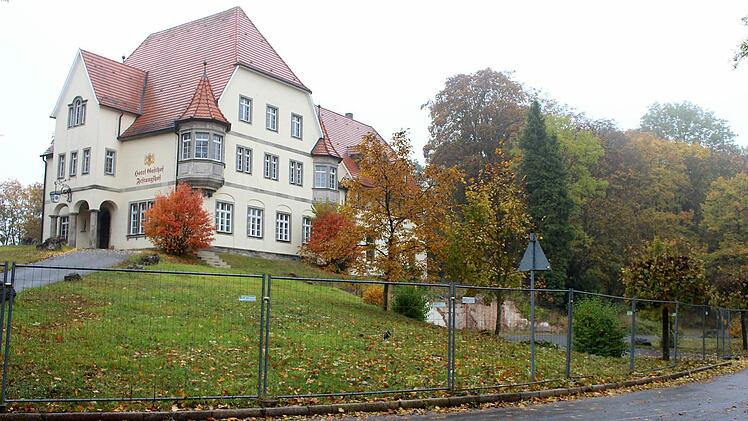 Am Festungshof ruhen die Umbauarbeiten. Zur Landesausstellung wird der Zaun verschwinden und Parkplätze werden eingerichtet. Foto: Ulrike Nauer