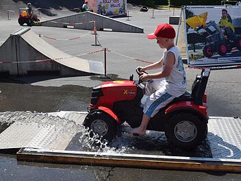 Das Traktorfahren ist Justin, sechs Jahre alt, trotz der Hindernisse ganz leicht gefallen. Foto: Daniela Pondelicek