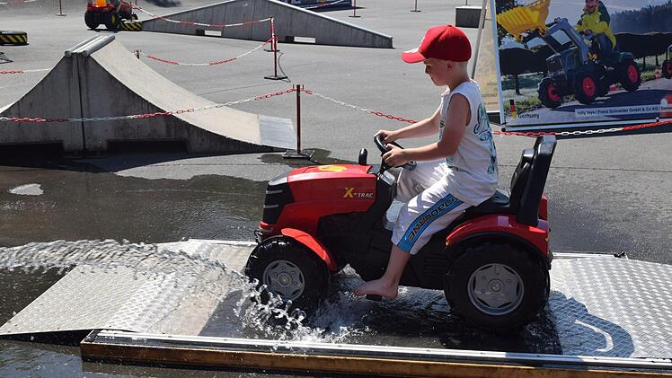 Das Traktorfahren ist Justin, sechs Jahre alt, trotz der Hindernisse ganz leicht gefallen. Foto: Daniela Pondelicek