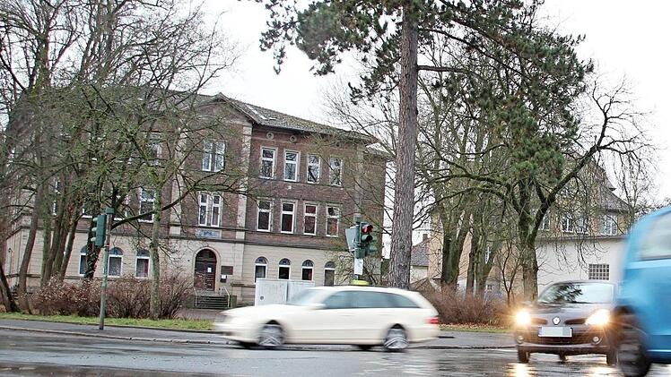 Die Sanierung der Volkshochschule beginnt. Am Mittwoch wurde im Landratsamt über das Projekt informiert. Foto: Anna-Lena Deuerling