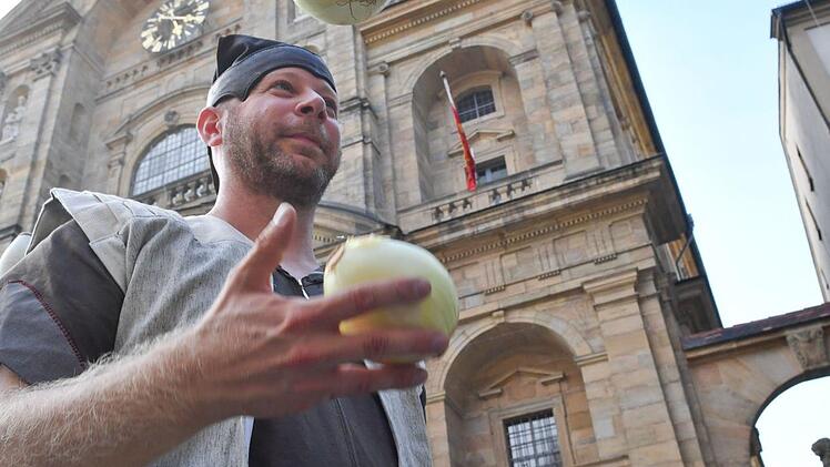Niklas, der Gaukler jonglierte mit Riesenzwiebeln. Foto: Ronald Rinklef