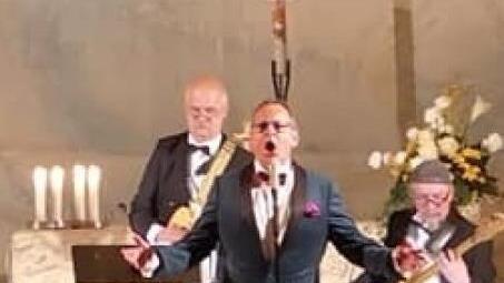 Volker Heißmann bei einem seiner Kirchenkonzerte. Fotos: Comödie Fürth