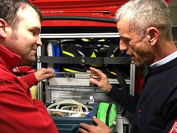 Burgwindheims Feuerwehrkommandant Simon Klug  (l.) und sein  Stellvertreter Klaus Ott checken Teile der First-Responder-Ausrüstung.Foto: Anette  Schreiber