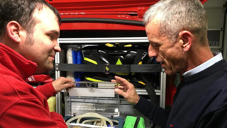 Burgwindheims Feuerwehrkommandant Simon Klug  (l.) und sein  Stellvertreter Klaus Ott checken Teile der First-Responder-Ausrüstung.Foto: Anette  Schreiber