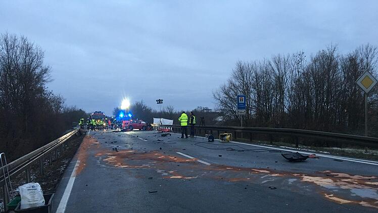 Tödlicher Unfall bei Marktsteft: Feuerwehrmann verliert Leben bei Einsatzfahrt. Foto: NEWS5 / DESK