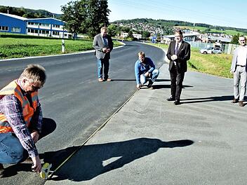 Für rund 100 000 Euro hat der Landkreis die Kreisstraße KU 13, die durch das Gewerbegebiet Untersteinach und weiter nach Guttenberg führt, sanieren lassen. Unser Bild entstand bei der Abnahme der Arbeiten, an der auch Landrat Klaus Peter Söllner, Bürgermeister Volker Schmiechen und Christian Heiß von der Guttenberger Straßenbaugesellschaft teilnahmen.  Foto: Werner Reißaus
