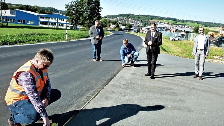 Für rund 100 000 Euro hat der Landkreis die Kreisstraße KU 13, die durch das Gewerbegebiet Untersteinach und weiter nach Guttenberg führt, sanieren lassen. Unser Bild entstand bei der Abnahme der Arbeiten, an der auch Landrat Klaus Peter Söllner, Bürgermeister Volker Schmiechen und Christian Heiß von der Guttenberger Straßenbaugesellschaft teilnahmen.  Foto: Werner Reißaus