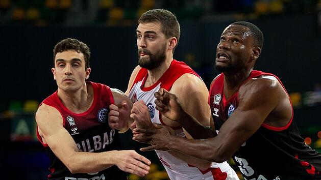 Im Kampf um den Rebound waren die Bamberger um David Kravish (hier gegen Alex Reyes, links, und Kingsley Moses) oft nur zweiter Sieger. Der Amerikaner im Brose-Trikot &uuml;berzeugte jedoch mit 18 Punkten (bei nur zwei Fehlw&uuml;rfen). Foto: championsleague.basketball