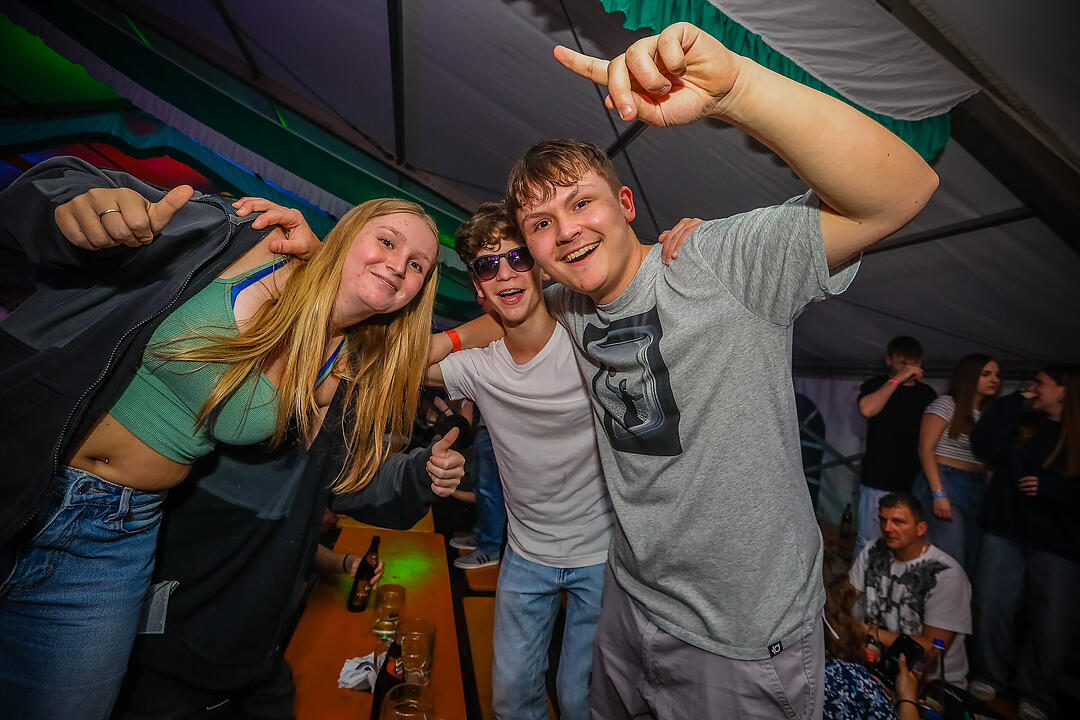 Samstagsparty im Festzelt!