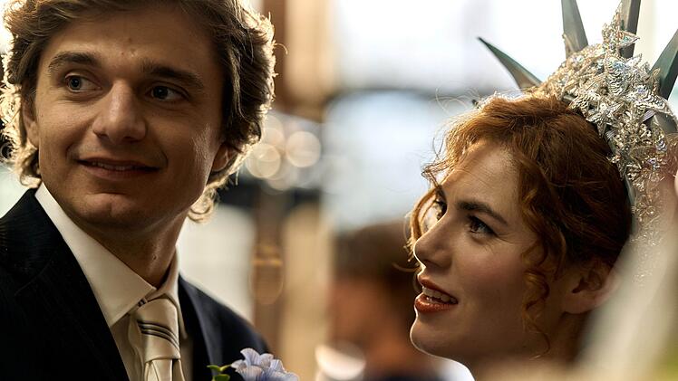 Emma (Hanna van Vliet) heiratet Sebastian (Chris Peters), mit dem sie nach New York ziehen wird. Kann der bodenständige Naturwissenschaftler mit dem rothaarigen Wirbelwind an seiner Seite mithalten?