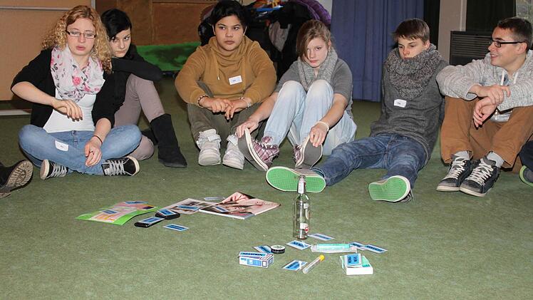 2) Nina, Emily, Ralph, Laura, Philipp und Kevin (von links) beschäftigten sich intensiv mit der Suchtproblematik. Foto: may