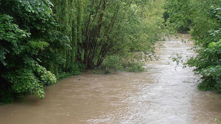Blick auf die Itz von der Brücke in der Bahnhofstraße.