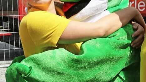 Frosch umarmt Frau: Die angehende Sport- und Fitnesskauffrau Lisa Bielawski steckte im Froschkostum. In diesem Kostüm war es zwar sehr heiß, aber die gute Laune ließ sich die junge Frau - wie zu sehen - nicht nehmen.