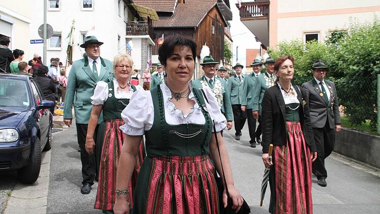 Der Zug bot ein farbenprächtiges Bild.