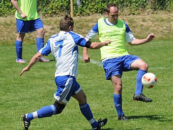 Im Halbfinale behielten Christian Laus (rechts) und der FC 06 die Oberhand gegen den TSV Arnshausen mit Andreas Kreuzer (links). Foto: ssp
