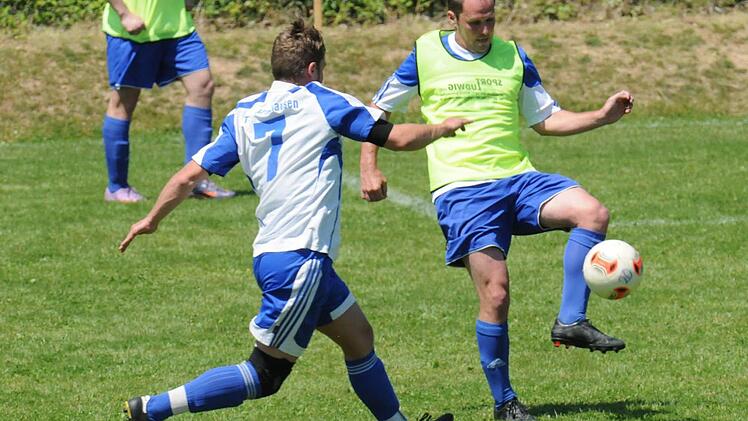 Im Halbfinale behielten Christian Laus (rechts) und der FC 06 die Oberhand gegen den TSV Arnshausen mit Andreas Kreuzer (links). Foto: ssp