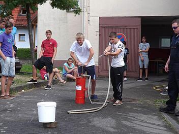 Wenn die Kübelspritze zum Einsatz kommt, ist immer Spaß angesagt. Doch es geht auch ums Zielen für Christoph Zottmann und Lukas Stappenbacher, die hier von Jugendwart Sven Ankenbrand (rechts) und ihren Mitstreitern beobachtet werden.