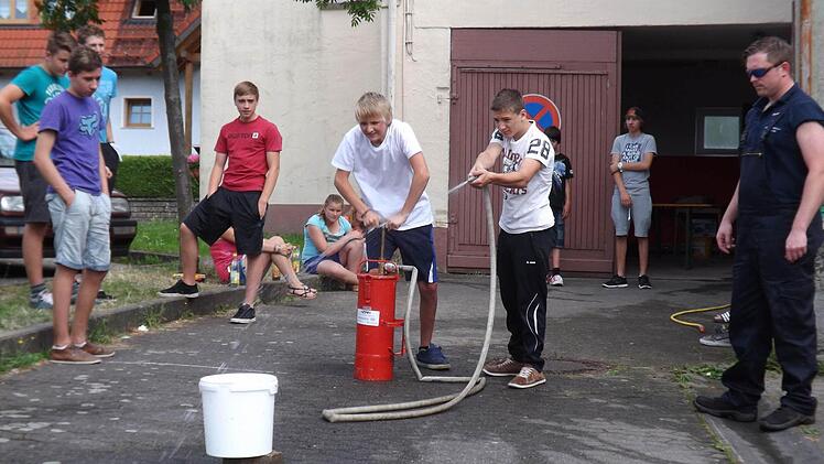Wenn die Kübelspritze zum Einsatz kommt, ist immer Spaß angesagt. Doch es geht auch ums Zielen für Christoph Zottmann und Lukas Stappenbacher, die hier von Jugendwart Sven Ankenbrand (rechts) und ihren Mitstreitern beobachtet werden.