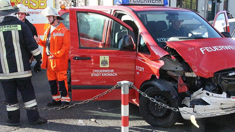 Am Montag gegen 11.05 Uhr kam es an der Kreuzung Stöhrstraße/Rodacher Straße in Kronach zu einem schweren Verkehrsunfall. Foto: Vanessa Schneider