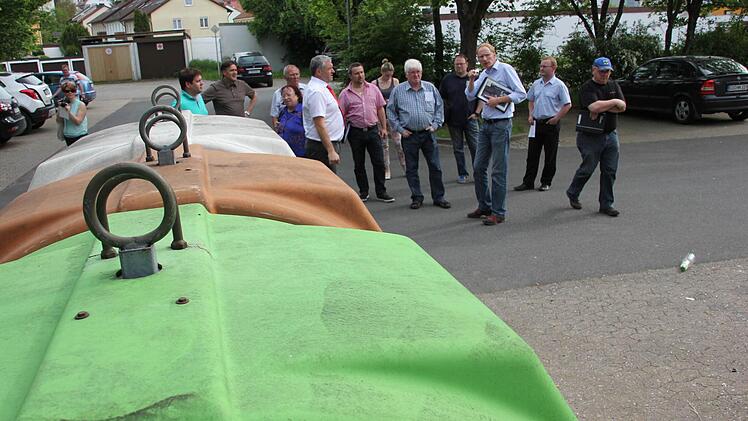 Diese Glascontainer am Realschulparkplatz sowie die Garagen im Hintergrund sollen weiteren Stellplätzen für Autos weichen.Foto: Ralf Kestel