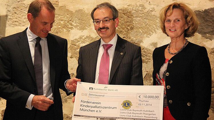 Thomas Barth (links) und Karin Seehofer erhielten den Scheck von Lions-Präsident Stephan Ringwald. Foto: Katharina Müller-Sanke