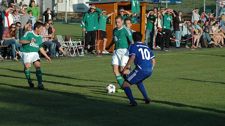 Szene aus dem Eröffnungsspiel zwischen dem SV Riedenberg (grünes Trikot) und dem TSV Münnerstadt (3:1). Foto: Sebastian Schmitt