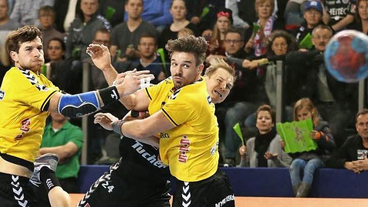 Augen zu und durch: Erlangens Martin Stranovski wirft in dieser Szene eines seiner sechs Tore. Die Coburger Jiri Vittek (links) und Dominic Kelm haben das Nachsehen.  Fotos: W. Zink