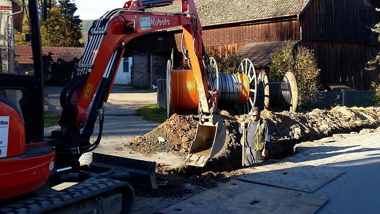In Lindau kommt das neue Glasfaserkabel über den Schwingener Berg in den Ort.