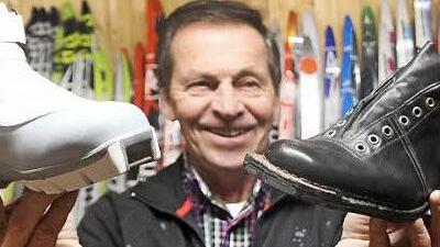 Während es heute auf weich gepolsterten High-Tech-Schuhen in die Loipe geht, fertigte Max Eckert, Edgars Vater, im Jahr 1952 noch Langlaufschuhe aus Rindboxleder. "Die waren vergleichsweise steif und man bekam schon gern mal eine Blase." Edgar Eckert weiß auch noch, wie man das Leder individuell angepasst hat: "Schuh nass machen, in der warmen Stube anziehen und sofort einlaufen."  Foto: Diana Fuchs