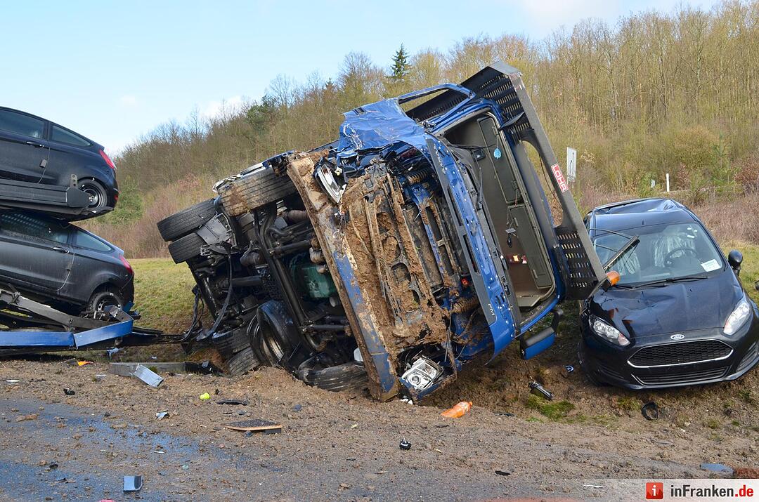 Schwerer Unfall mit Autotransporter auf A3 bei Würzburg