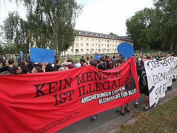 Friedlich demonstrierten linke Gruppierungen und Asylbewerber an der Aufnahmeeinrichtunng Oberfranken in Bamberg. Foto: NEWS5 / Herse