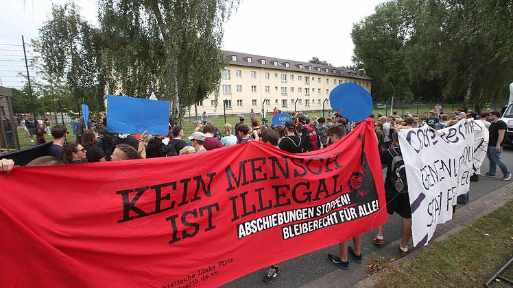 Friedlich demonstrierten linke Gruppierungen und Asylbewerber an der Aufnahmeeinrichtunng Oberfranken in Bamberg. Foto: NEWS5 / Herse
