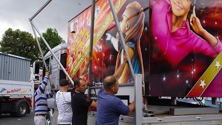 Die einzelnen Teile der Fahrgeschäfte müssen sorgsam verladen werden. Foto: Marco Meißner