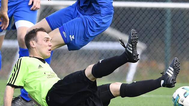 Die Weisendorfer um Oliver Maier landeten zuletzt h&auml;ufig unsanft auf dem Hosenboden, der Vorsprung des Bezirksliga-Neulings auf die Abstiegspl&auml;tze ist so gut wie aufgebraucht. Foto: Sportfoto Zink