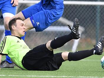 Die Weisendorfer um Oliver Maier landeten zuletzt häufig unsanft auf dem Hosenboden, der Vorsprung des Bezirksliga-Neulings auf die Abstiegsplätze ist so gut wie aufgebraucht. Foto: Sportfoto Zink