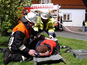 Voll im Einsatz ist die Freiwillige Feuerwehr Kothen. Hier wird bei einer Alarmübung eine Person aus der Scheune gerettet. Nun hat sich der Bürgermeister  "mal ganz ins Blaue hinein" Gedanken um ein neues Domizil gemacht.  Foto: Stephanie Elm