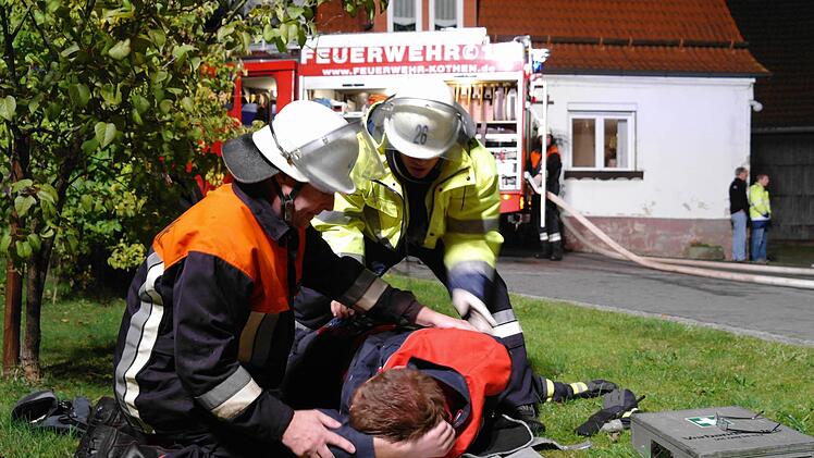 Voll im Einsatz ist die Freiwillige Feuerwehr Kothen. Hier wird bei einer Alarmübung eine Person aus der Scheune gerettet. Nun hat sich der Bürgermeister  "mal ganz ins Blaue hinein" Gedanken um ein neues Domizil gemacht.  Foto: Stephanie Elm