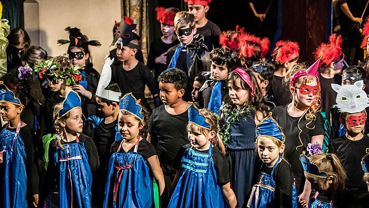 "Compose Strawinsky":_Ovationen gab es für die Schülerinnen und Schüler der Coburger Lutherschule beim Auftritt im Landestheater.Foto: Jochen BErger