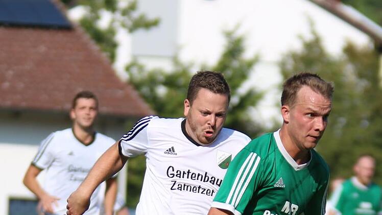 Konter der Gäste: Alexander Schliffka (re.) ist durch, Frank Hoffmann (li.) eilt hinterher.