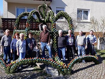 Ein Teil der Diebacher Helfer, die seit Jahren den Osterbrunnen in Diebach gestalten.  Foto: Gerhard Grimm