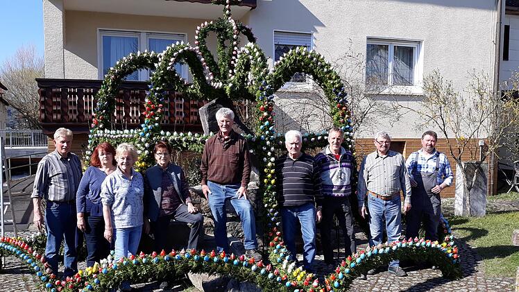 Ein Teil der Diebacher Helfer, die seit Jahren den Osterbrunnen in Diebach gestalten.  Foto: Gerhard Grimm