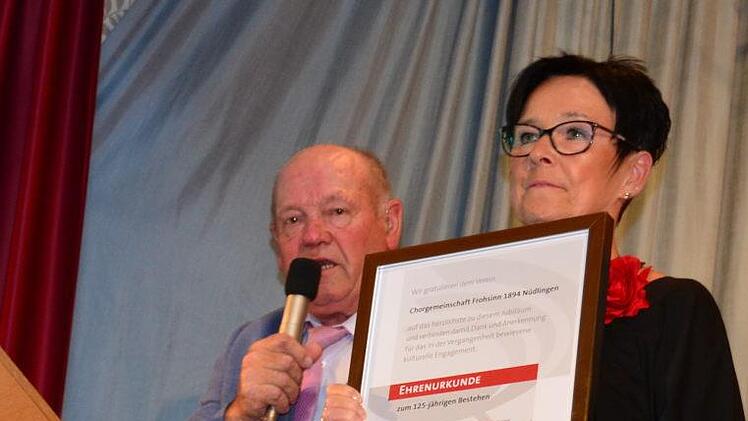 Paul Kolb überreicht Ehrenurkunden. Foto: Arthur Stollberger