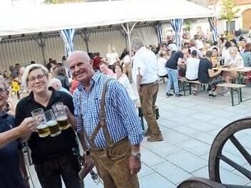An zwei Tagen gab es glückliche Besucher, der Marktplatz war prall gefüllt mit Gästen. Darüber freuen sich vorne von links Mario Müller (Feuerwehr, Steffi Dressel (Musikverein) und Günter Schubert (SVR und Sprecher der Organisatoren).  Foto: K.- H. Hofmann