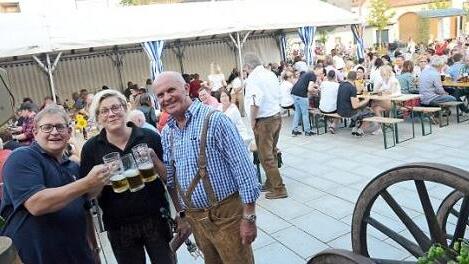 An zwei Tagen gab es glückliche Besucher, der Marktplatz war prall gefüllt mit Gästen. Darüber freuen sich vorne von links Mario Müller (Feuerwehr, Steffi Dressel (Musikverein) und Günter Schubert (SVR und Sprecher der Organisatoren).  Foto: K.- H. Hofmann