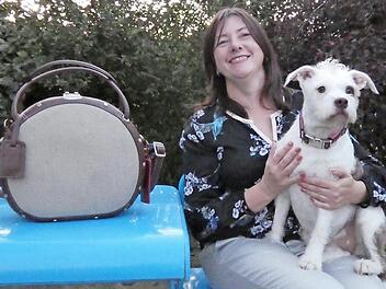 Ute Werb w&uuml;nscht sich, dass das Beauty Case von Staatsministerin Dorothee B&auml;r einen Abnehmer findet. Den kompletten Kaufbetrag wird sie an zwei Tierschutzorganisationen auf Fuerteventura spenden, die auch H&uuml;ndin Kenia seinerzeit vermittelt haben.  Foto: Christian Licha