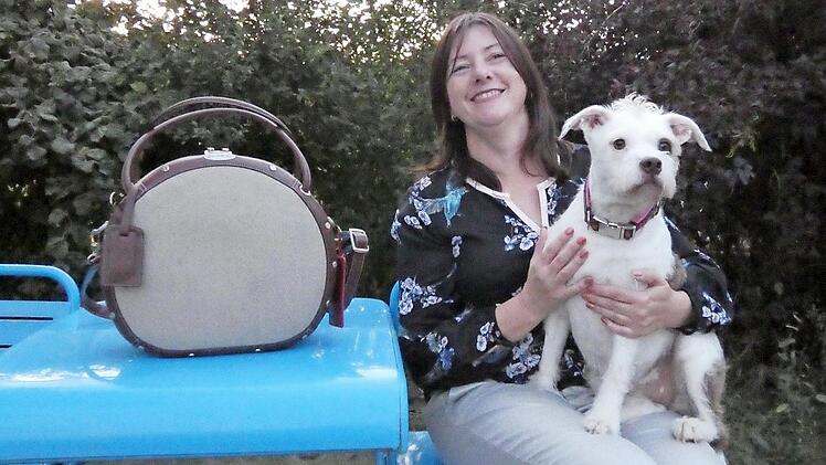 Ute Werb w&uuml;nscht sich, dass das Beauty Case von Staatsministerin Dorothee B&auml;r einen Abnehmer findet. Den kompletten Kaufbetrag wird sie an zwei Tierschutzorganisationen auf Fuerteventura spenden, die auch H&uuml;ndin Kenia seinerzeit vermittelt haben.  Foto: Christian Licha