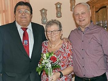 Gratulation zur goldenen Hochzeit: v. l. Zweiter Bürgermeister Wolfgang Förtsch mit Jubelpaar Elfriede und Günter Wicklein  Foto: K.-H. Hofmann
