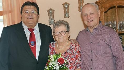 Gratulation zur goldenen Hochzeit: v. l. Zweiter Bürgermeister Wolfgang Förtsch mit Jubelpaar Elfriede und Günter Wicklein  Foto: K.-H. Hofmann