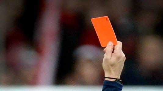 W&auml;hrend eines Kreisklassen-Fu&szlig;ballspiels in N&uuml;rnberg ging der Schiedsrichter in die Kabine und telefonierte. Anschlie&szlig;end nahm er eine zuvor gegebene Rote Karte zur&uuml;ck. Symbolfoto: Patrick Seeger/dpa