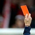 Während eines Kreisklassen-Fußballspiels in Nürnberg ging der Schiedsrichter in die Kabine und telefonierte. Anschließend nahm er eine zuvor gegebene Rote Karte zurück. Symbolfoto: Patrick Seeger/dpa
